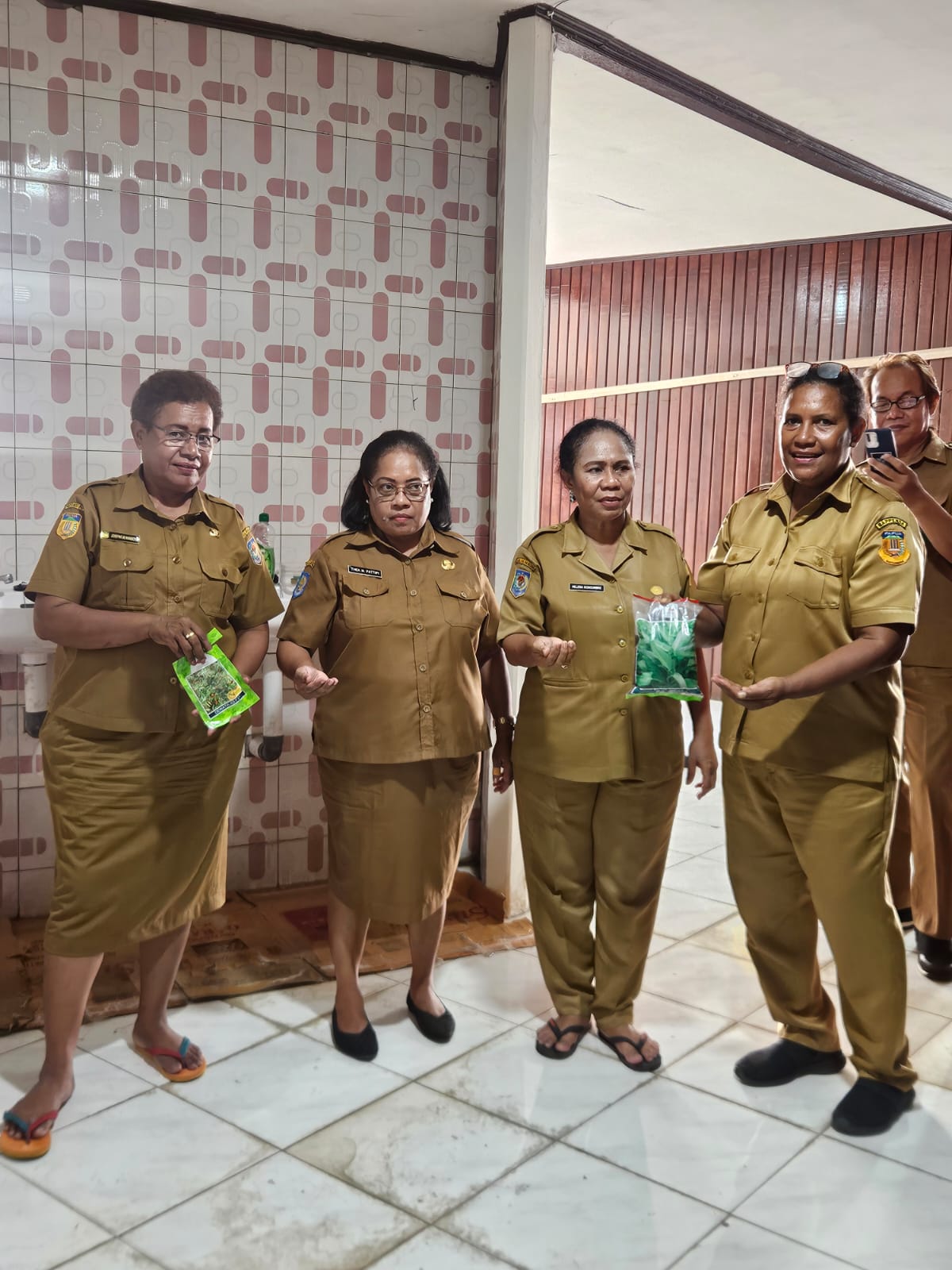 PEMANFAATAN BAHAN DAUR ULANG UNTUK PENANAMAN KANGKUNG DAN CABAI DI LINGKUNGAN DP3AKB PAPUA