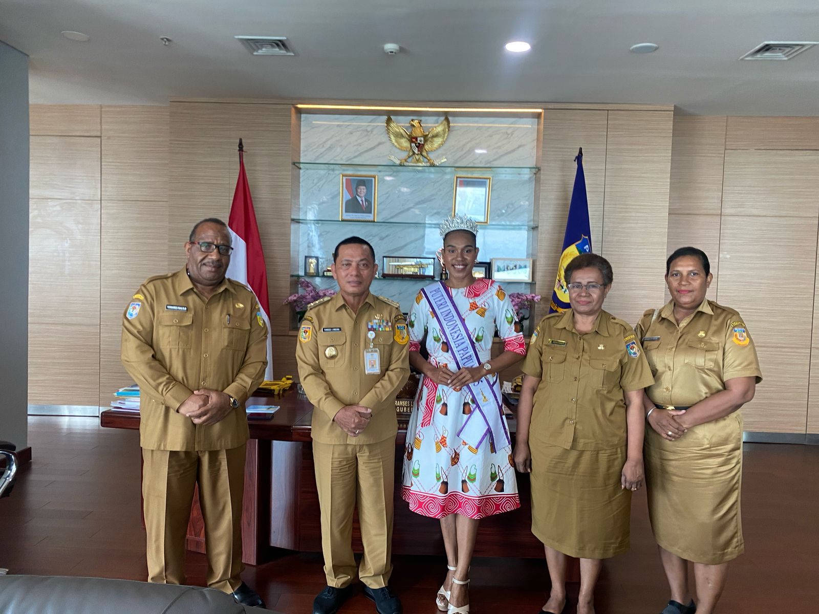 AUDIENS FINALIS  PUTRI INDONESIA 2025 ASAL PAPUA DENGAN PJ. GUBERNUR PAPUA DAN PJ. SEKDA 