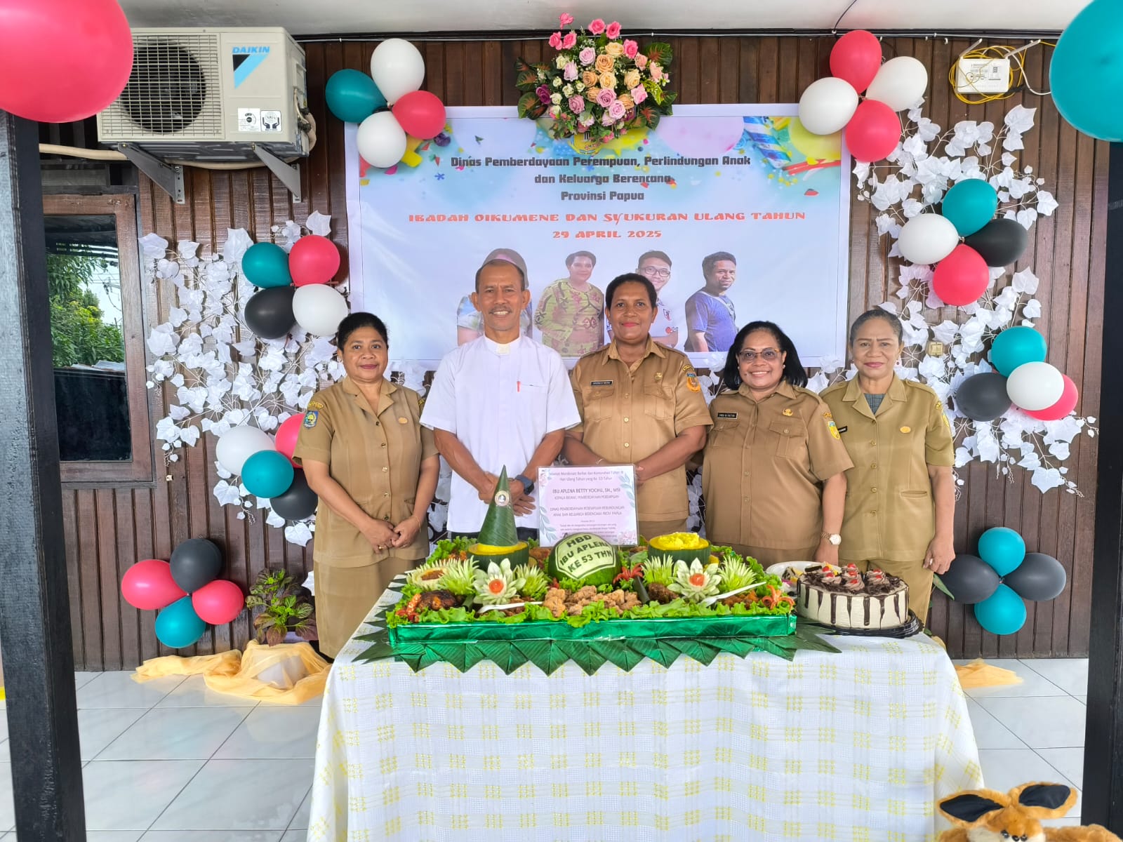 DP3AKB PAPUA GELAR IBADAH OIKUMENE APRIL DAN SYUKURAN ULANG TAHUN PEGAWAI