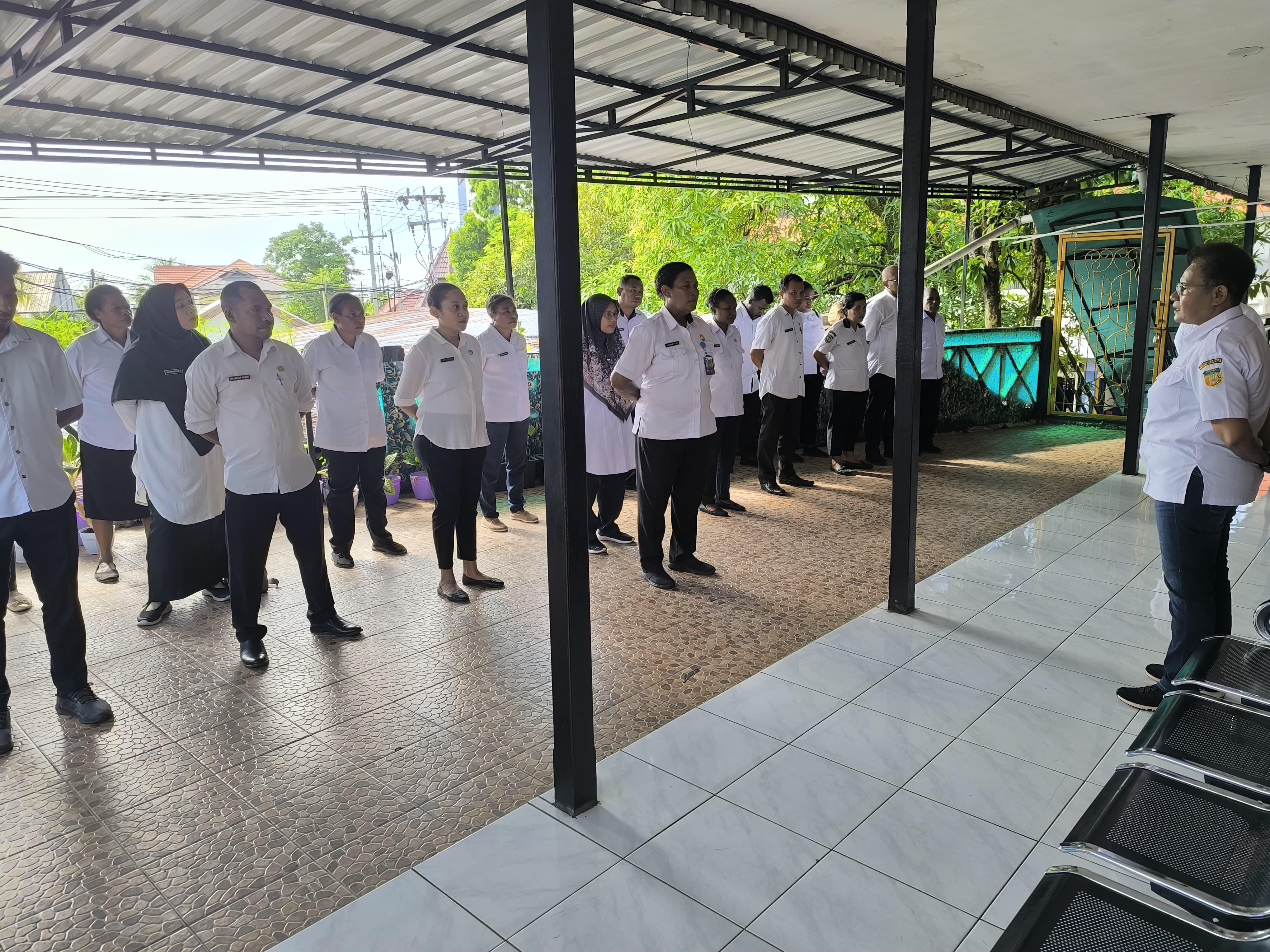 DISIPLIN ASN JADI SOROTAN, Plt. KEPALA DP3AKB PAPUA PIMPIN APEL PAGI DAN BERI ARAHAN TEGAS