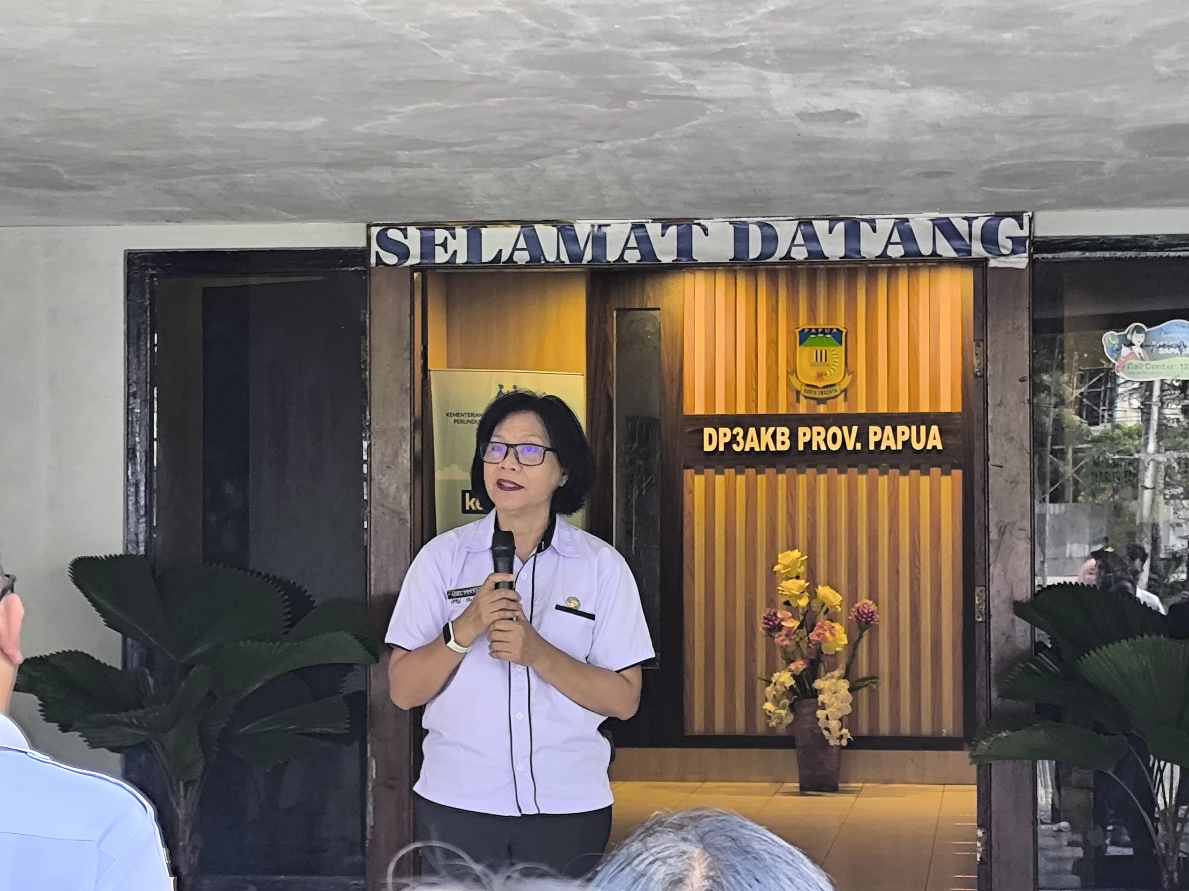 PENGARUSUTAMAAN GENDER JADI TANGGUNG JAWAB BERSAMA, PESAN ADELTJE SAAT APEL PAGI DP3AKB PAPUA