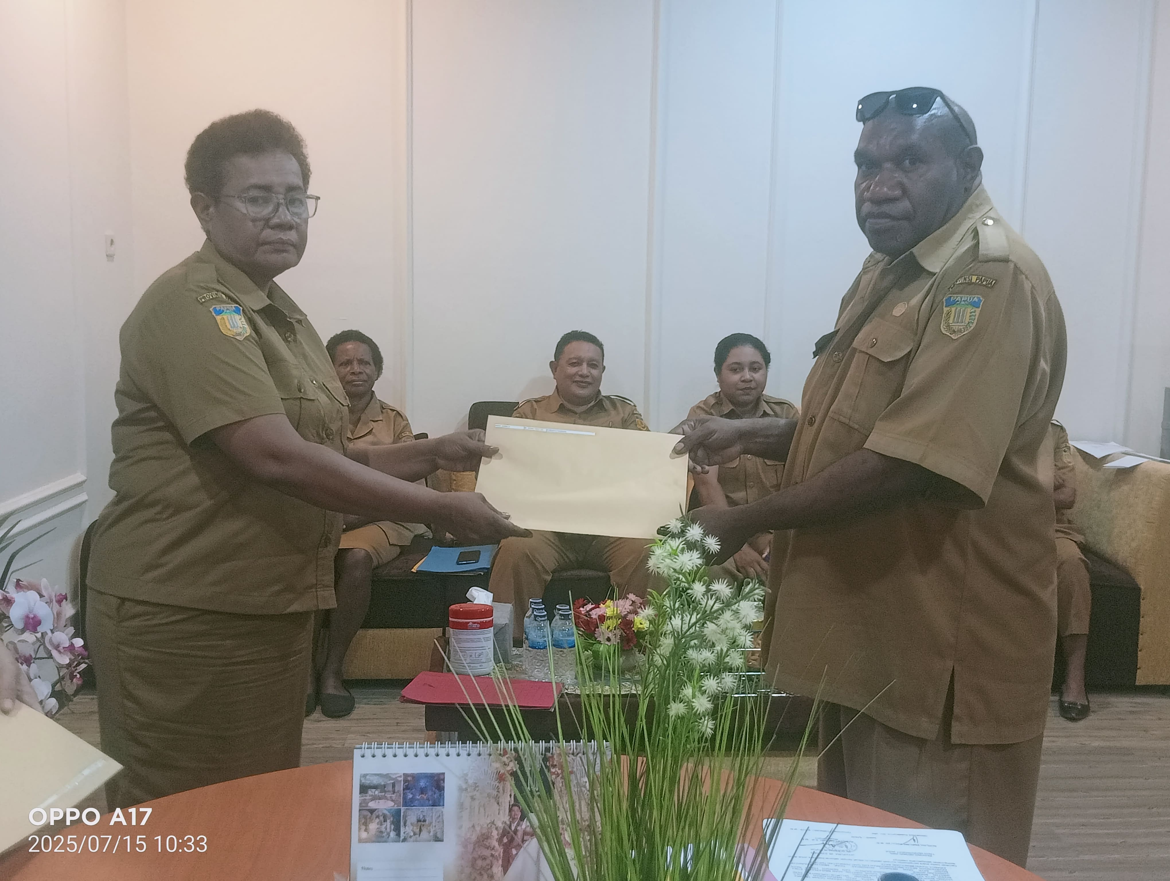 Penyerahan SK Pelantikan 14 Pejabat Eselon IV DP3AKB