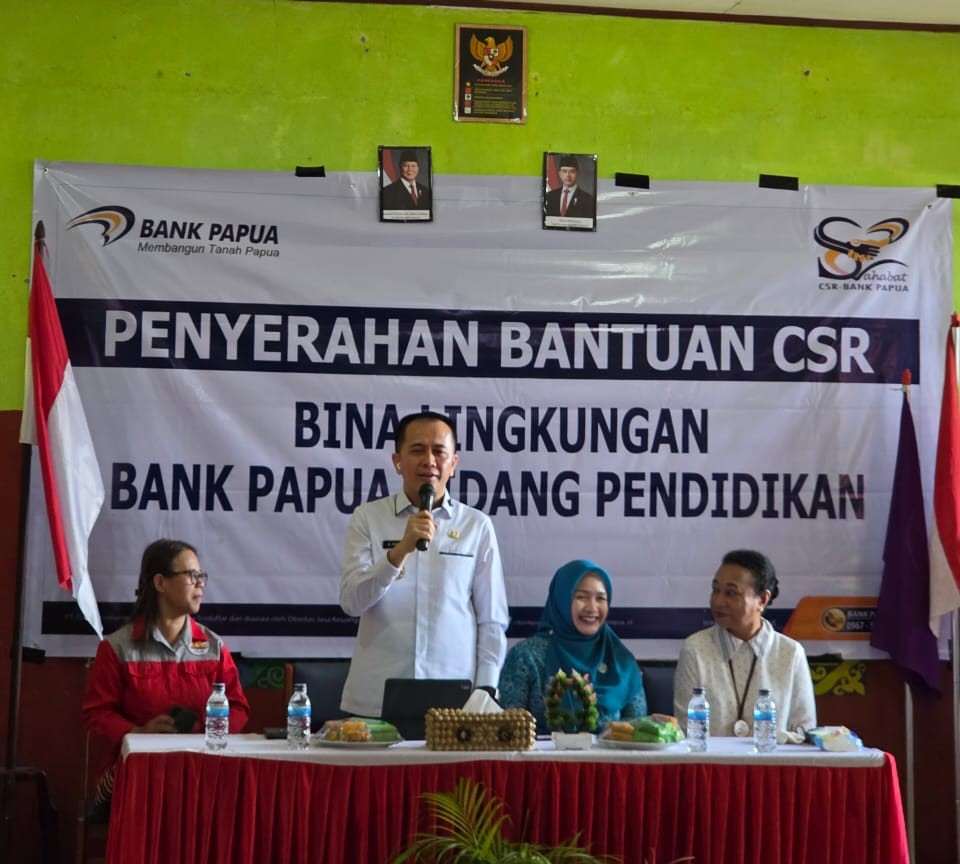 Gubernur Papua Serahkan Bantuan Sekolah di Peringatan Hari Anak Nasional 2025