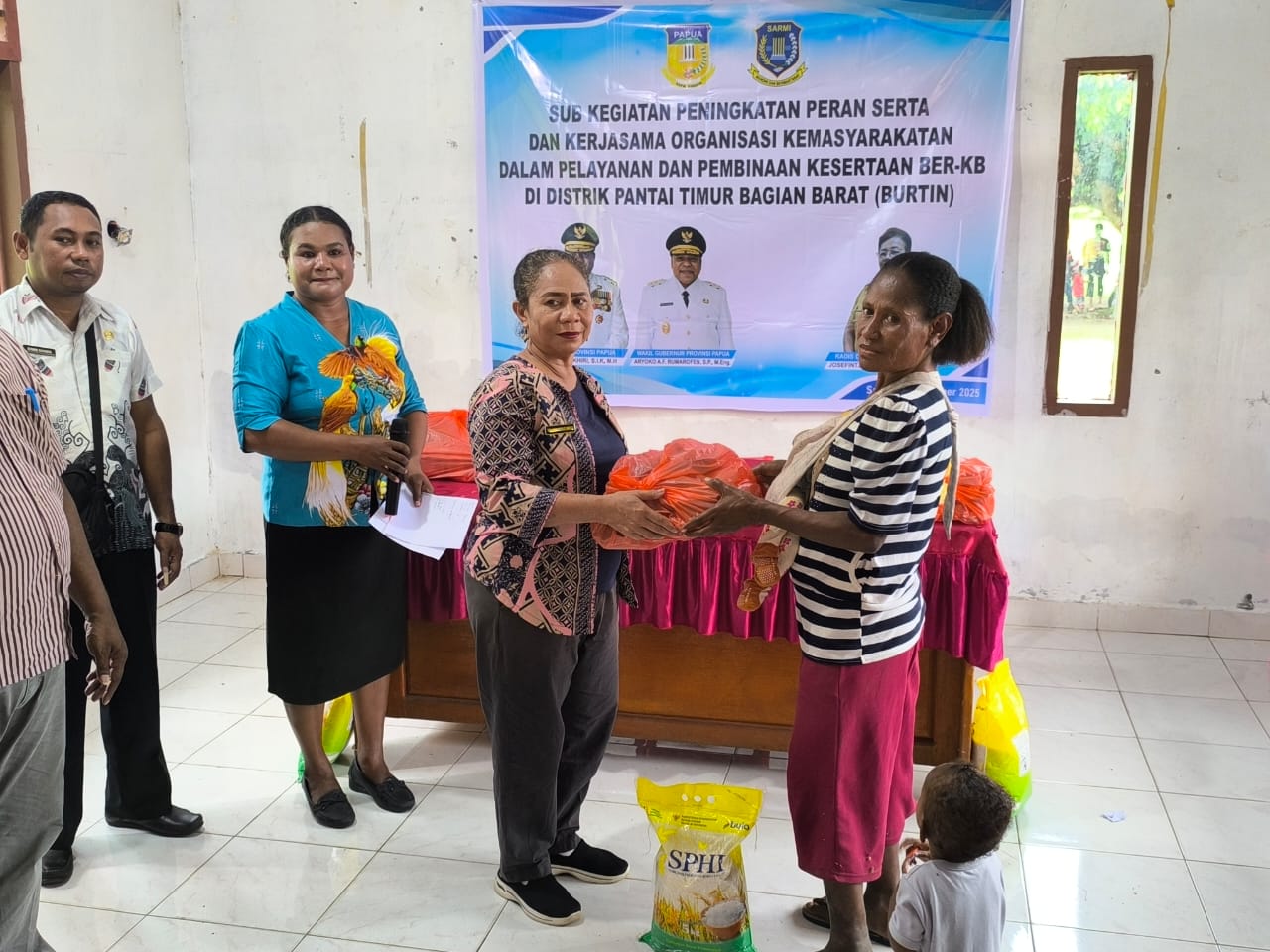 DP3AKB Papua Serahkan Bantuan Gizi untuk Keluarga Berisiko Stunting di Sarmi